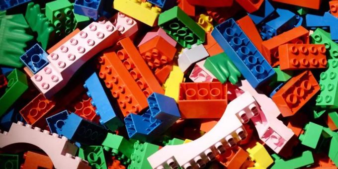 Lego kann im ersten Halbjahr 2021 eine starke Nachfrage verzeichnen. Foto: Jens Kalaene/ZB/dpa lego store glattzentrum