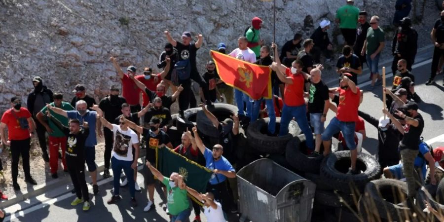 Strassensperre von Demonstranten nahe Cetinje