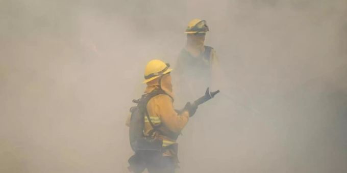 Feuerwehrleute bei den Löschversuchen eines Feuers im US-Bundesstaat Kalifornien. Foto: Jae C. Hong/AP/dpa Feuerwehrleute bei den Löschversuchen eines Feuers im US-Bundesstaat Kalifornien. Foto: Jae C. Hong/AP/dpa