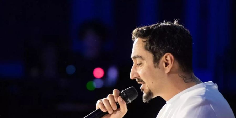 «Steh auf, geh raus, setz dein Kreuz!»: Rapper Eko Fresh ruft seine Fans zum Wählen auf. Foto: Christophe Gateau/dpa