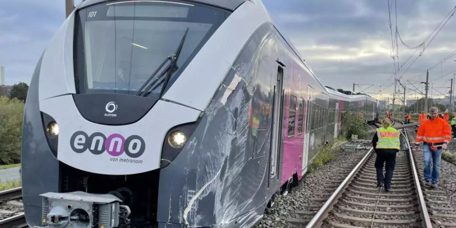 Ein Zug ist beim Rangieren in Wolfsburg an einer Weiche aus dem Gleis gesprungen. Foto: Polizei/dpa