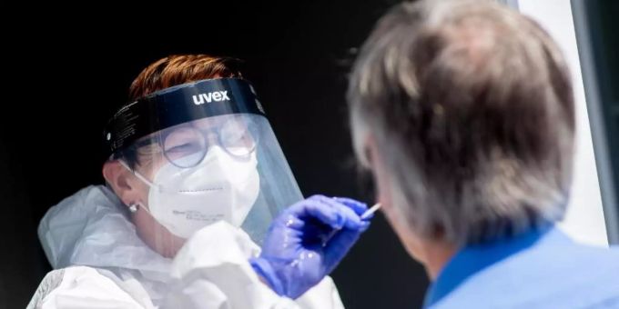 Die Gesundheitsämter melden dem RKI binnen eines Tages 10.454 Neuinfektionen. Foto: Hauke-Christian Dittrich/dpa Die Gesundheitsämter melden dem RKI binnen eines Tages 10.454 Neuinfektionen. Foto: Hauke-Christian Dittrich/dpa