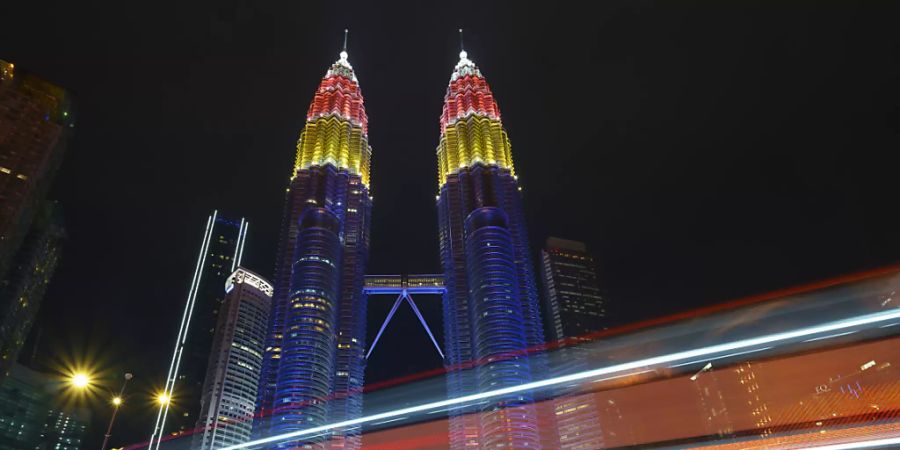 dpatopbilder - Die Petronas-Zwillingstürme in Kuala Lumpur. Foto: Vincent Thian/AP/dpa