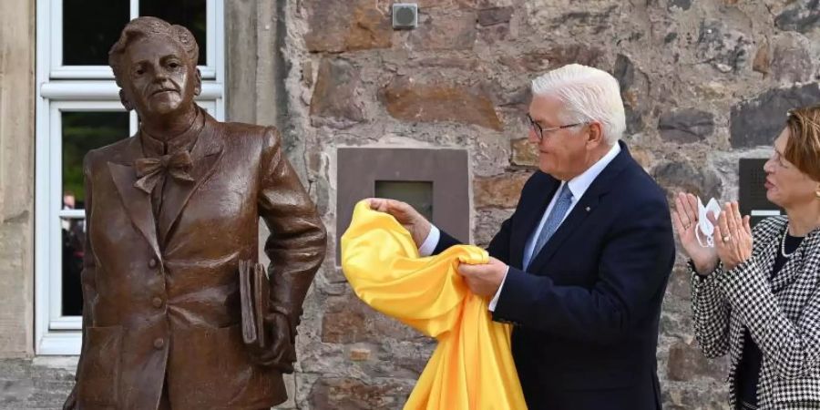 Bundespräsident Frank-Walter Steinmeier enthüllt eine Bronzestatue der Kasseler Ehrenbürgerin Elisabeth Selbert. Steinmeier würdigte Selbert, die als eine der "Mütter des Grundgesetzes" und Kämpferin für die Gleichberechtigung von Frauen gilt. Foto: Swen Pförtner/dpa