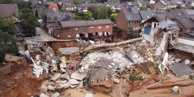 Ein Drohnen Aufnahme zeigt das Ausmass der Zerstörung in Erftstadt nach dem Unwetter. Foto: David Young/dpa Ein Drohnen Aufnahme zeigt das Ausmass der Zerstörung in Erftstadt nach dem Unwetter. Foto: David Young/dpa