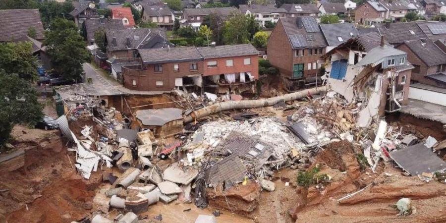 Ein Drohnen Aufnahme zeigt das Ausmass der Zerstörung in Erftstadt nach dem Unwetter. Foto: David Young/dpa
