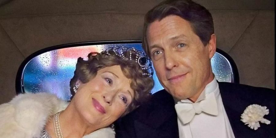 Florence Foster Jenkins (Meryl Streep) mit ihrem Partner und Manager St. Clair Bayfield (Hugh Grant). Foto: Nick Wall/ARTE/dpa