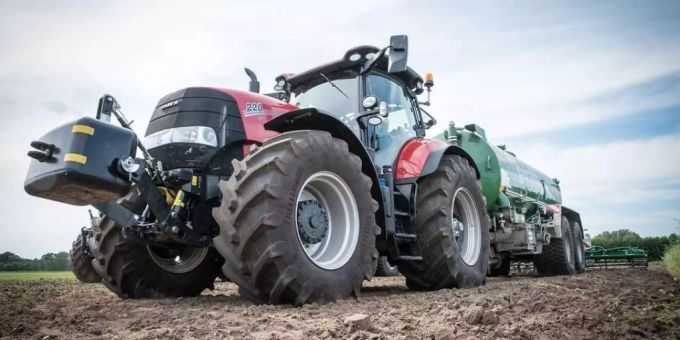 Ein zweieinhalbjähriges Kind wurde in Wald ZH von einem Traktor überrollt. (Symbolbild) traktor