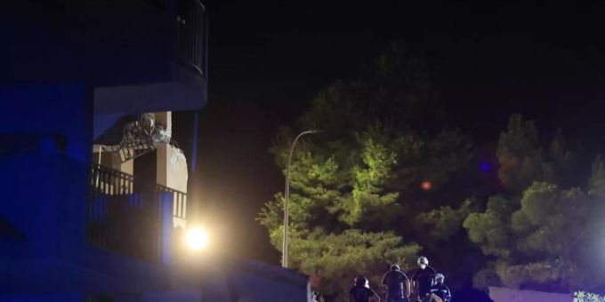 Feuerwehrleute suchen in den Trümmern eines dreistöckigen Gebäudes im Osten Spaniens nach Opfern. Foto: Paula Lorenzino/EUROPA PRESS/dpa Feuerwehrleute suchen in den Trümmern eines dreistöckigen Gebäudes im Osten Spaniens nach Opfern. Foto: Paula Lorenzino/EUROPA PRESS/dpa