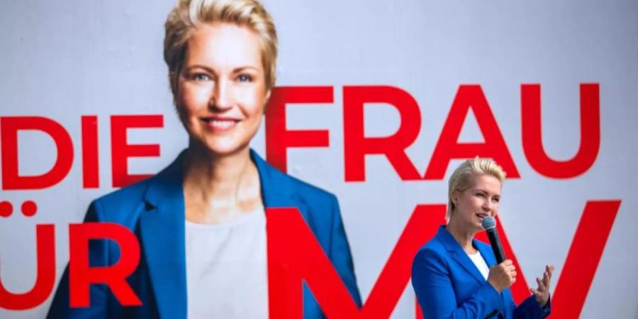 Ministerpräsidentin Manuela Schwesig vor einem Wahlplakat. Foto: Jens Büttner/dpa-Zentralbild/dpa