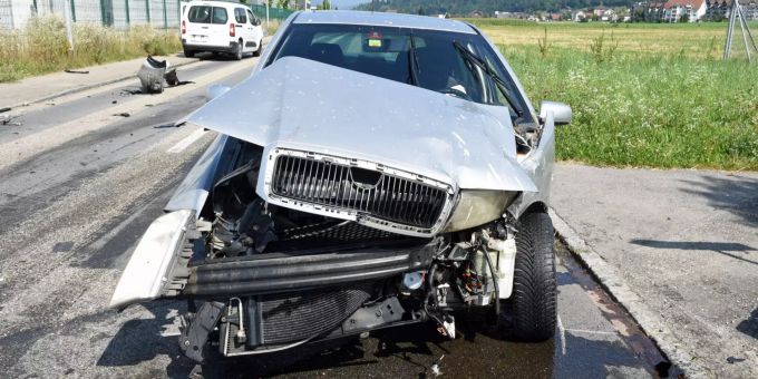 Auto nach der Kollision in Reiden LU. Reiden LU Unfall