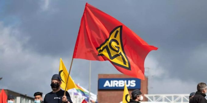 Beschäftigte des Airbus-Werkes in Finkenwerder demonstrierten im Mai vor den Toren des Werksgeländes in Hamburg. Foto: Daniel Reinhardt/dpa Beschäftigte des Airbus-Werkes in Finkenwerder demonstrierten im Mai vor den Toren des Werksgeländes in Hamburg. Foto: Daniel Reinhardt/dpa