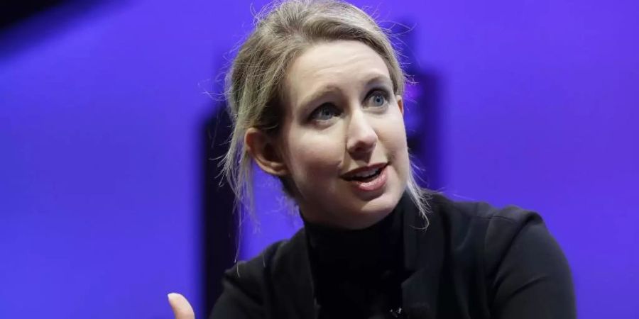 Elizabeth Holmes, Gründerin und ehemalige Chefin des Bluttest-Start-ups Theranos, spricht im Fortune Global Forum. Foto: Jeff Chiu/AP/dpa