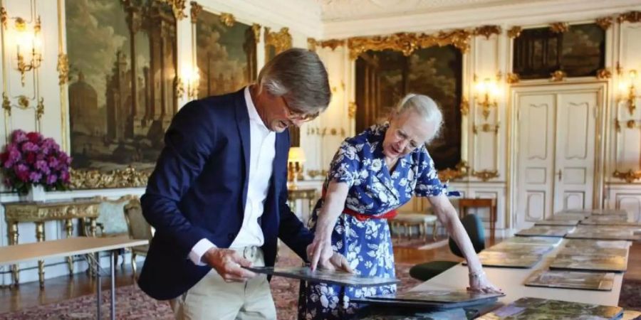 Die dänische Königin Margrethe II. und Regisseur Bille August bereiten den Film vor. Foto: Jacob Joergensen/JJ Film/Netflix/dpa