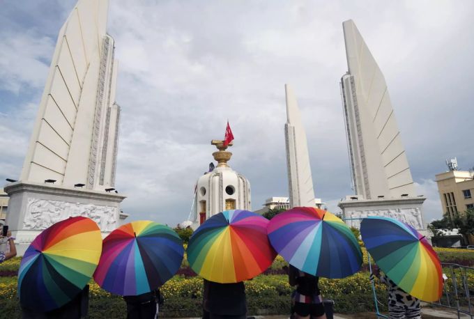 Eine russische LGBT-Familie musste nach einem Werbe-Auftritt das Land verlassen. lgbt