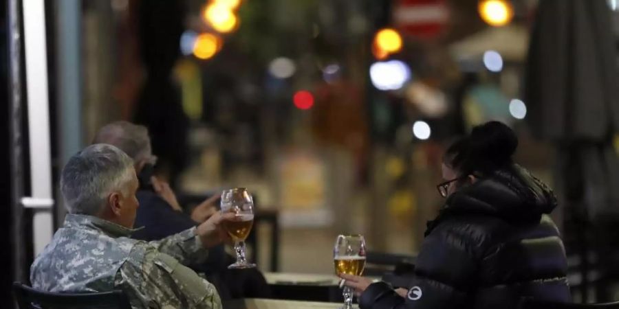 Gäste vor einem Pub in Liverpool. Foto: Frank Augstein/AP/dpa