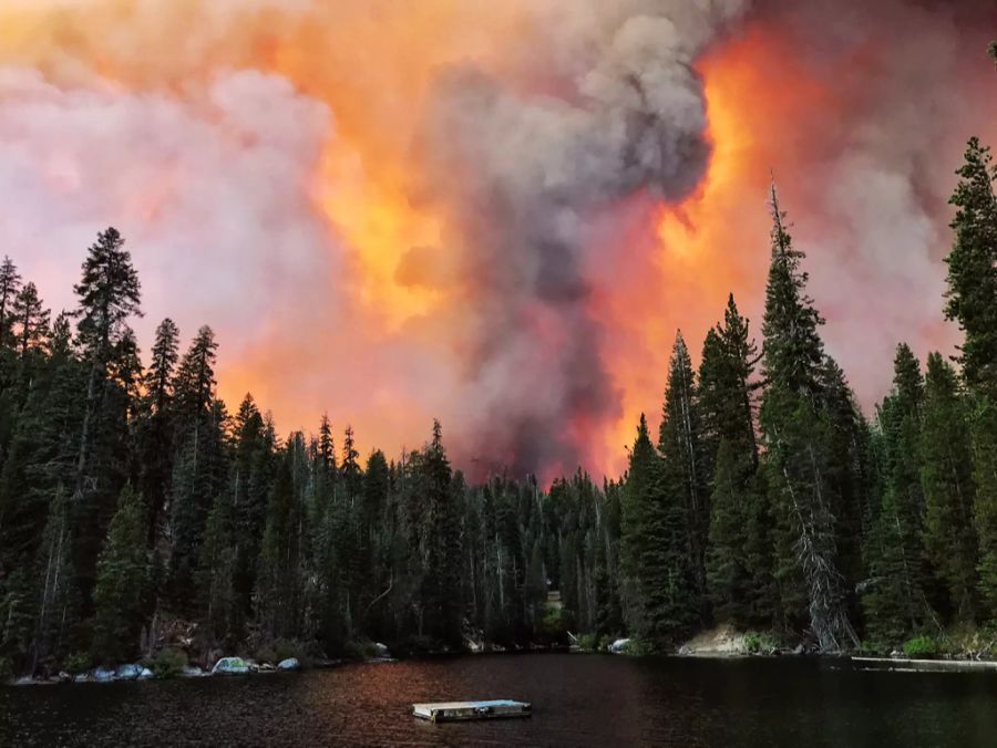 Rauch des Creek-Feuers ist am 5. September 2020 vom Huntington Lake aus zu sehen.