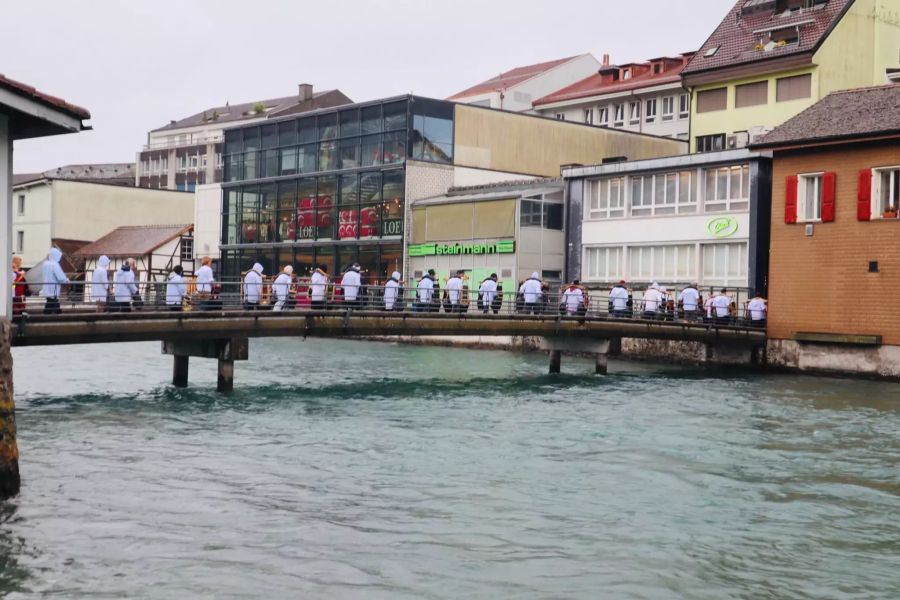 Langsam zieht es die Skeptiker Richtung Innenstadt.