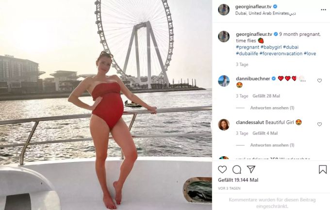 Georgina Fleur zeigt ihre Babykugel. Georgina Fleur