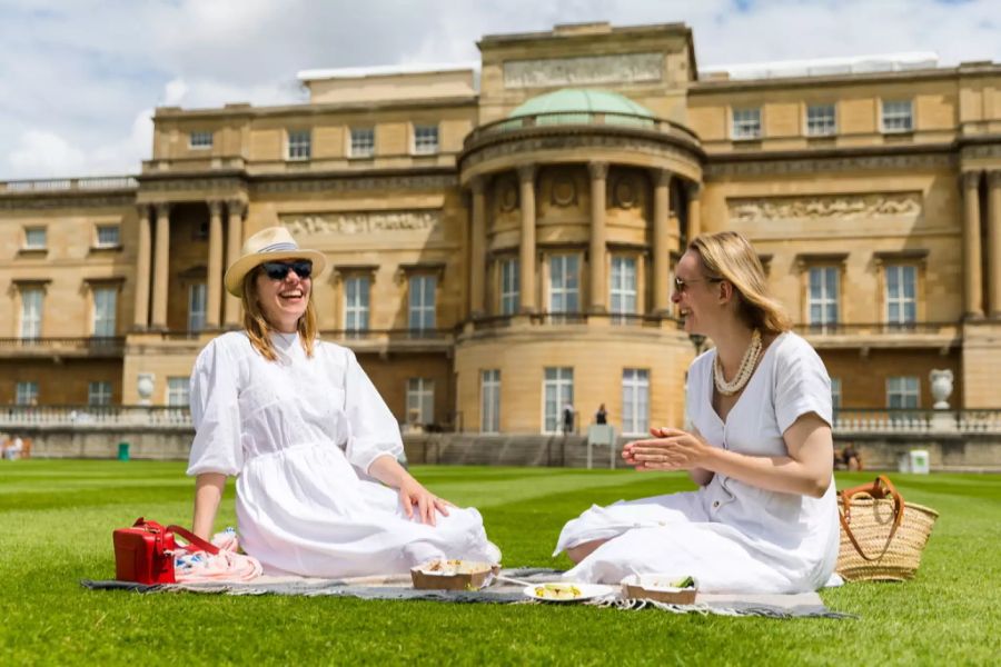 Zwei Royal-Fans beim Picknick auf dem Anwesen.