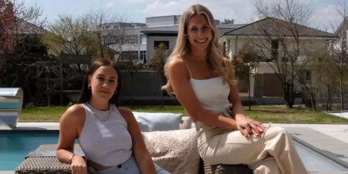 Laura Brun (links) und Nina von Felten verkaufen ihre eigene, nachhaltige Bikini-Kollektion Sweet Remind