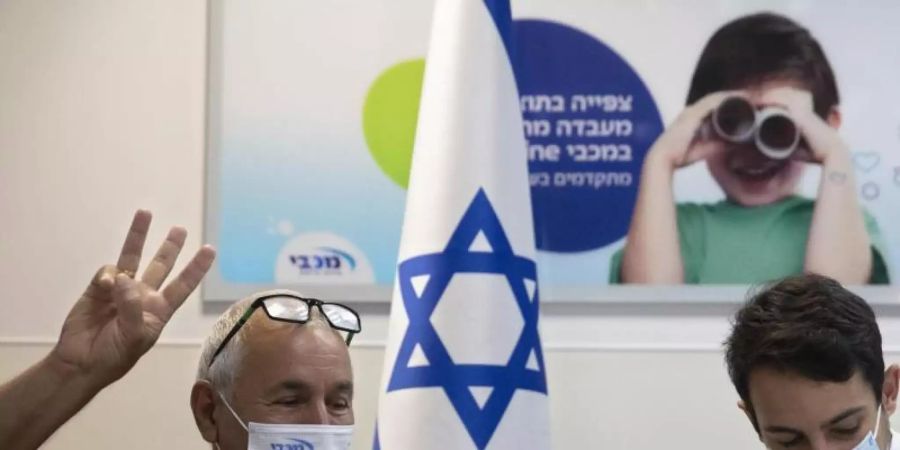 Ein Mann in Israel erhält seine dritte Impfung mit dem Corona-Impfstoff von Pfizer-BioNTech. Foto: Sebastian Scheiner/AP/dpa