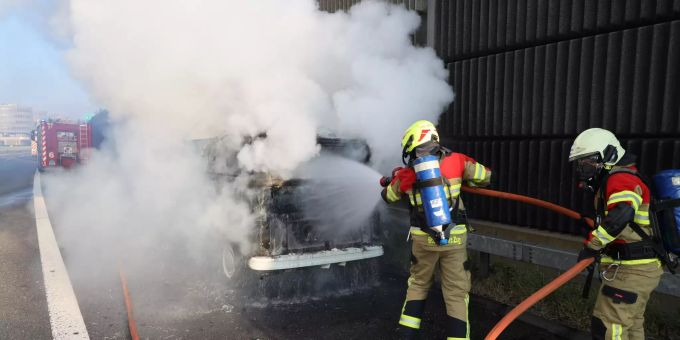 Auf der Autobahn A14 ist ein Kleinbus in Brand geraten.