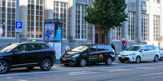 Taxis vor dem Bahnhof St. Gallen. Taxi Bahnhof St. Gallen