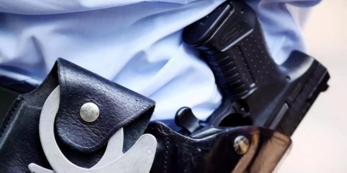 Ein Polizist mit Handschellen und Pistole am Gürtel. Symbolbild. Foto: picture alliance / dpa Ein Polizist mit Handschellen und Pistole am Gürtel. Symbolbild. Foto: picture alliance / dpa