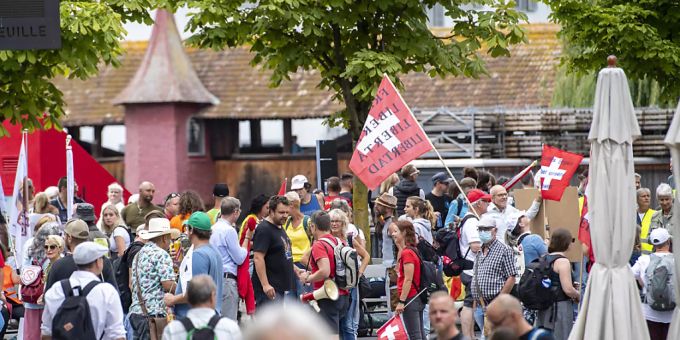 Schweizerfahnen und keine Masken: Teilnehmerinnen und Teilnehmer der Demonstration gegen die Corona-Massnahmen besammeln sich in Luzern (Archiv). Luzern