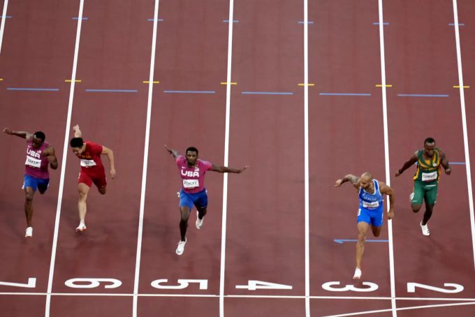 Lamont Marcell Jacobs (2.v.r) gewinnt Gold über die 100 Meter. Jacobs