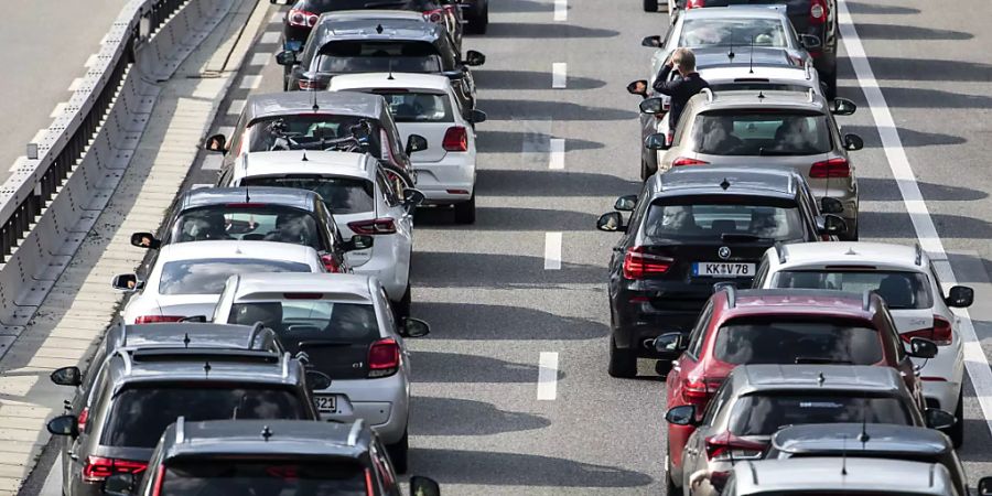 Am Sonntagmorgen stauten sich die Autos vor dem Gotthard-Südportal. (Symbolbild)