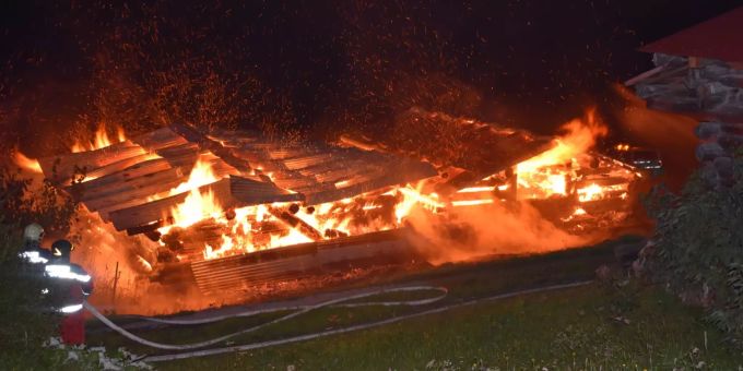 Die Feuerwehr konnte ein Übergreifen des Feuers auf einen dritten Stall verhindern. Brand