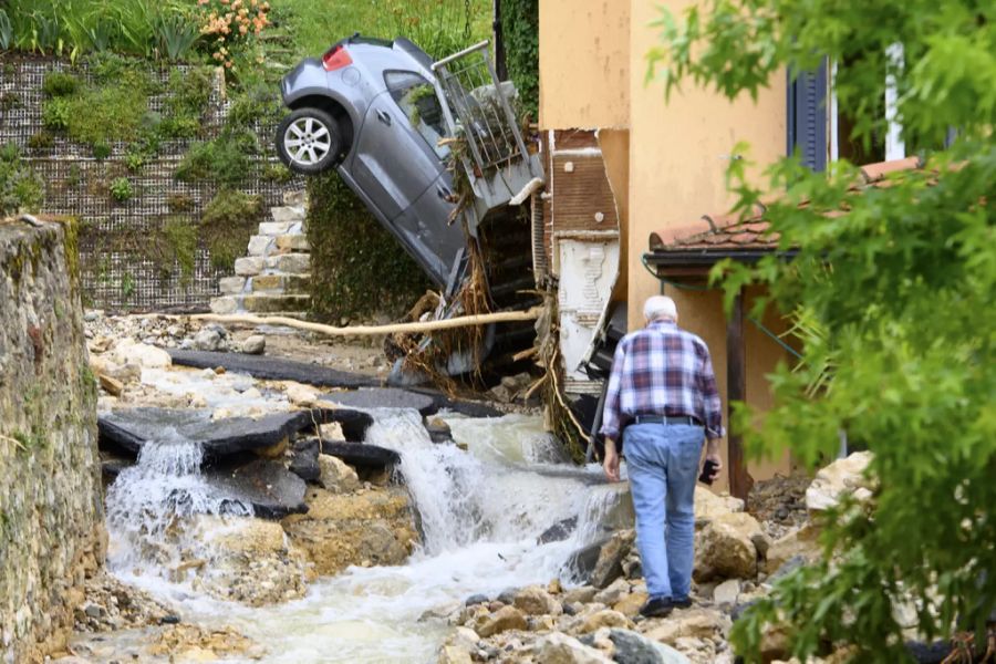 Ein zerstörtes Auto nach einem Juni-Unwetter in Cressier NE.