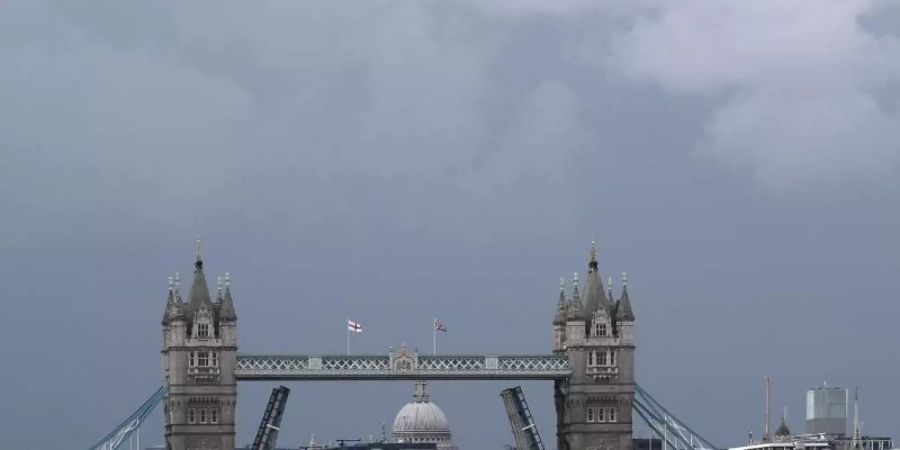 Die Tower Bridge steckt aufgrund einer technischen Störung in geöffneter Position fest. Foto: Tony Hicks/AP/dpa
