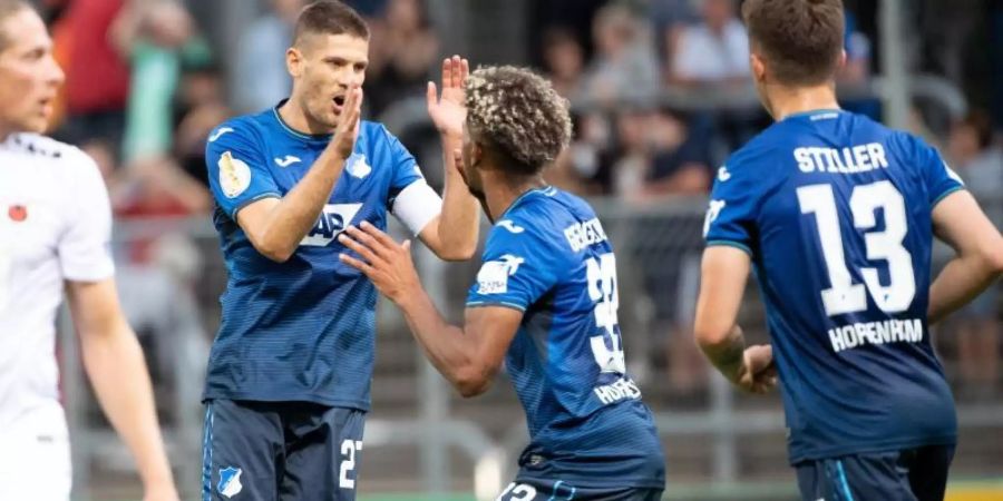 Dank Andrej Kramaric (l) zitterte sich Hoffenheim bei Viktoria Köln in die zweite Runde. Foto: Federico Gambarini/dpa