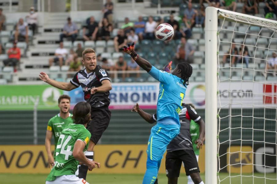 Espen-Keeper Zigi (r.) ist vor allem in der ersten Halbzeit oft gefordert.