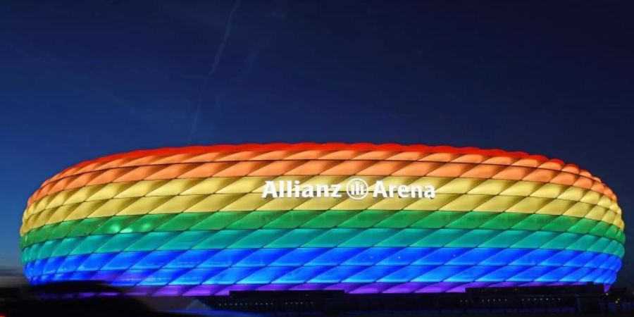 Die Hülle der Allianz Arena leuchtet anlässlich des Christopher Street Days in Regenbogenfarben. Foto: Tobias Hase/dpa