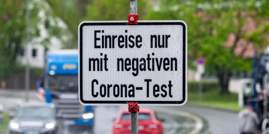 Ein Schild weist an der deutsch-tschechischen Grenze auf die Testpflicht hin. Foto: Armin Weigel/dpa/Archivbild