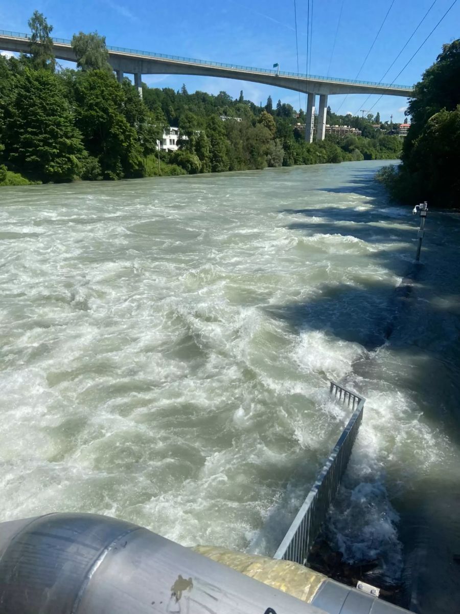 Die Feuerwehr errichtet in Ufernähe bereits Hochwassersperrungen.