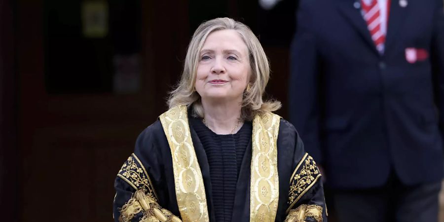 Hillary Clinton, ehemalige Aussenministerin der USA, nach ihrer Amtseinführung als erste weibliche Kanzlerin der Queens Universität. Foto: Peter Morrison/AP/dpa