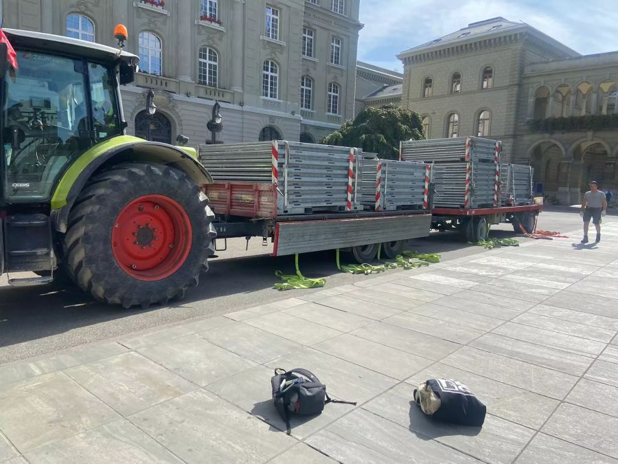 Zwei Anhänger mit Absperrmaterial sind stehen am Donnerstag auf dem Bundesplatz.