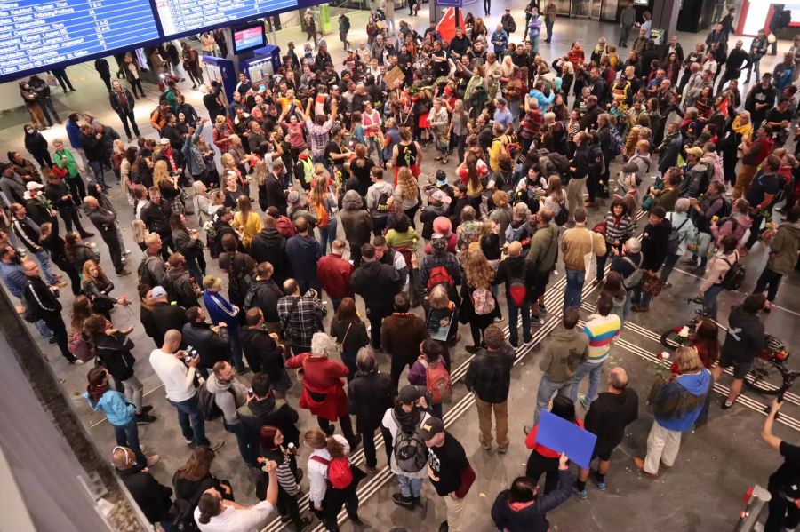 Die Demonstranten haben sich im Bahnhof Bern versammelt.