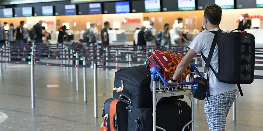 Im Juli haben mit Beginn der Sommerferien im Juli wieder vermehrt Reisende am Flughafen Zürich eingecheckt. Noch liegen die Passagierzahlen aber klar unter dem Vor-Corona-Niveau.(Archivbild)