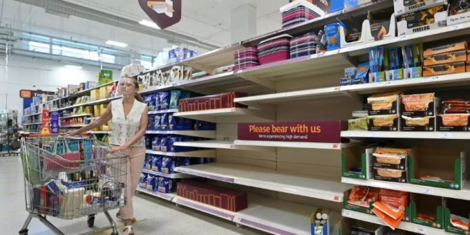 Leere Regale in britischen Märkten. Leere Regale