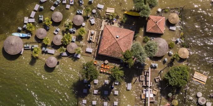Eine geflutete Terrasse in Estavayer-le-Lac. LAC DE NEUCHATEL