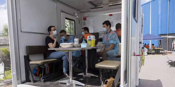 Schnelle und spontane Impfung: Ein Impftruck auf dem Parkplatz eines Geschäfts in Yverdon-les-Bains VD. Schnelle und spontane Impfung: Ein Impftruck auf dem Parkplatz eines Geschäfts in Yverdon-les-Bains VD.