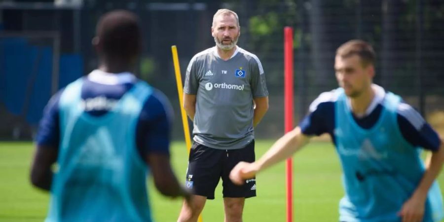Hamburgs Cheftrainer Tim Walter (M) beobachtet das Training seiner Mannschaft. Foto: Gregor Fischer/dpa