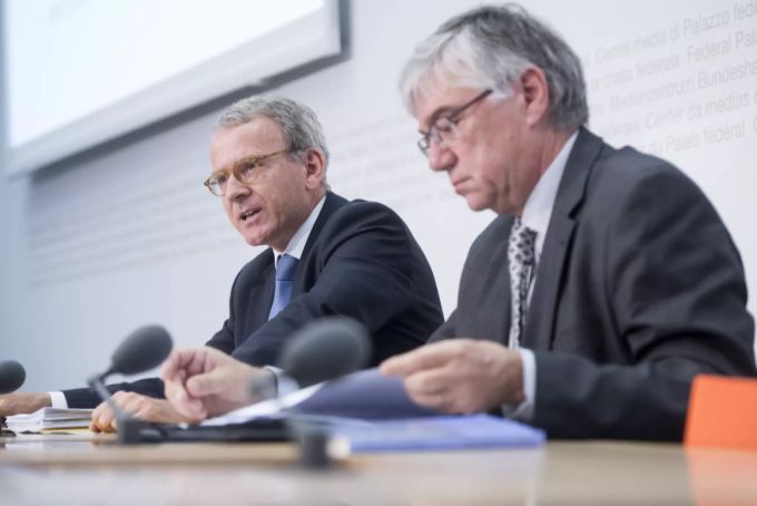 Adrian Lobsiger, links, ist «Der Beauftragte» für Datenschutz- und Öffentlichkeit beim Bund. Neben ihm sitzt Sekretariatsleiter Jean-Philippe Walter. Datenschutzbeauftragter EDÖB