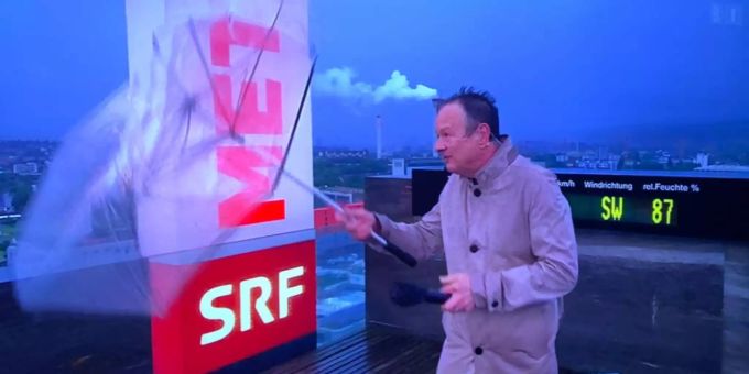 Klitschnass - «Meteo»-Bucheli wirft «blöden Regenschirm» weg